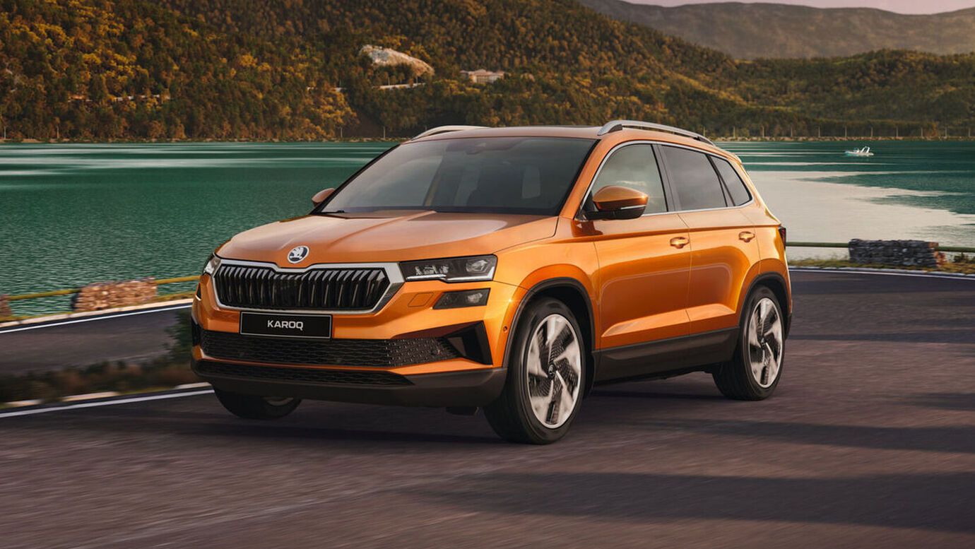 Një Škoda Karoq udhëton në një rrugë bregdetare
