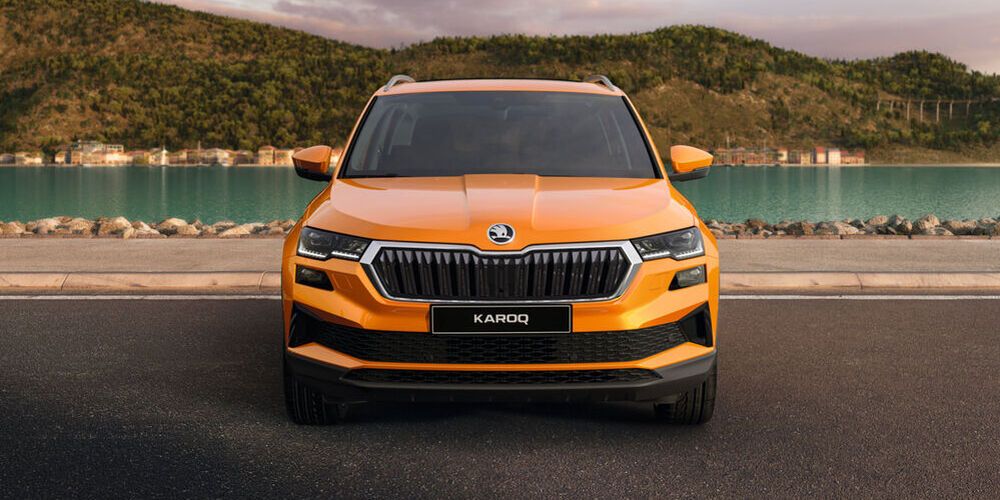 Një Škoda Karoq shihet nga mbrapa