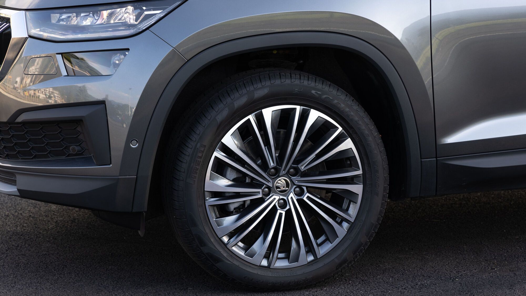 Pamje e detajuar e gomave të pasme të Škoda Kodiaq