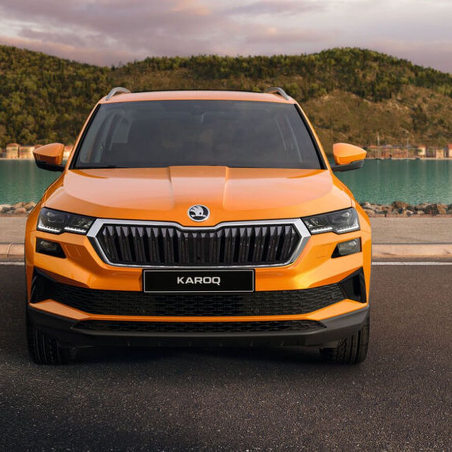 Një Škoda Karoq gri nga para