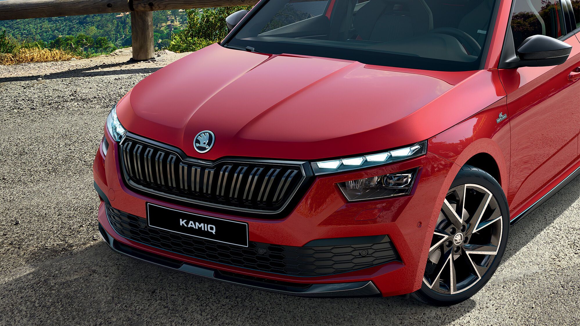 Një Škoda Kamiq Monte Carlo i kuq i parkuar