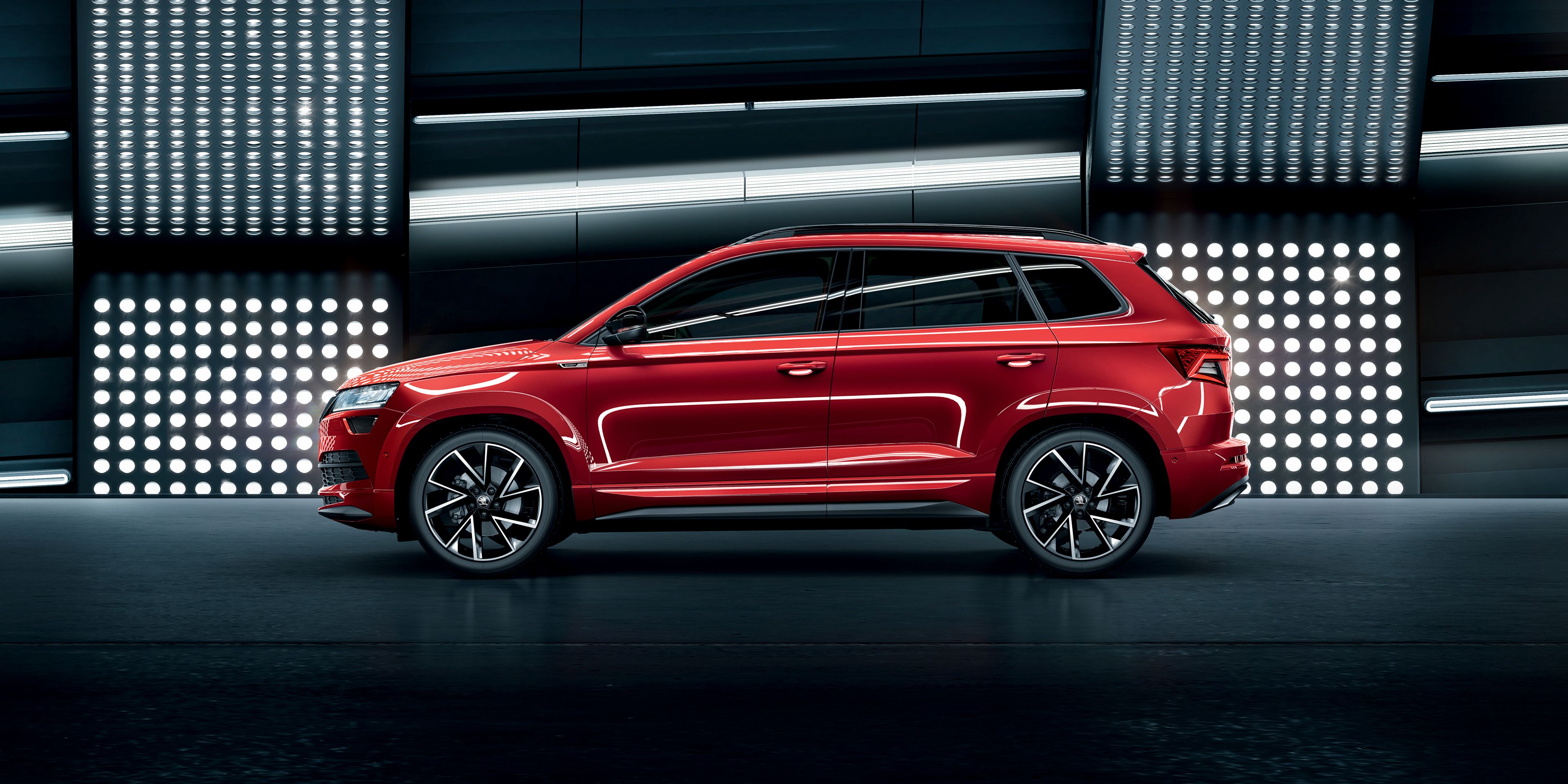 Shihet një Škoda Karoq Sportline e kuqe në pamje anësore
