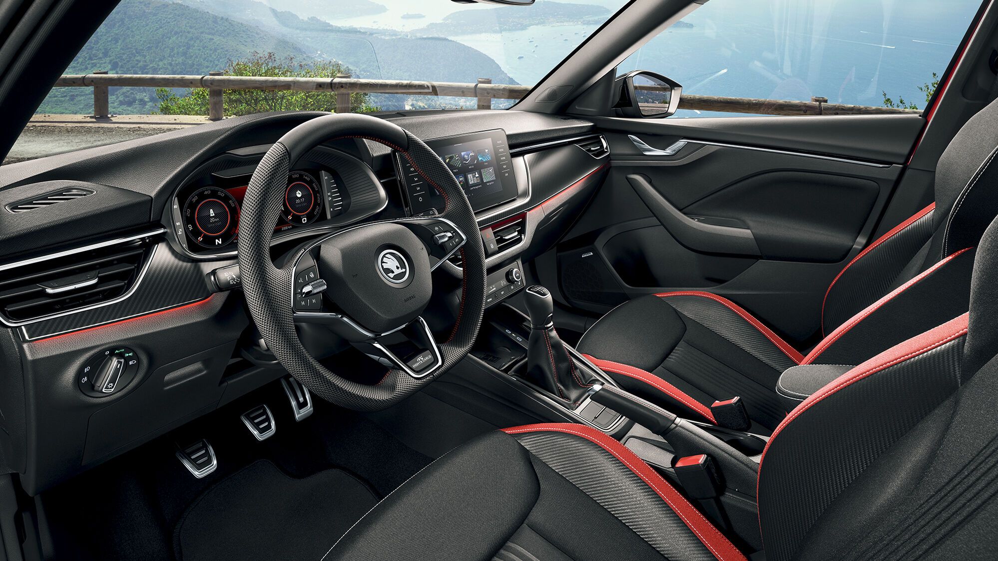 Interieri i Škoda Kamiq Monte Carlo me ngjyrë të kuqe.