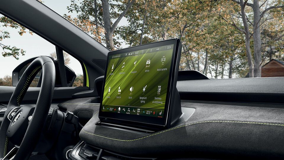 Dorë me smartfon në një Škoda Kodiaq