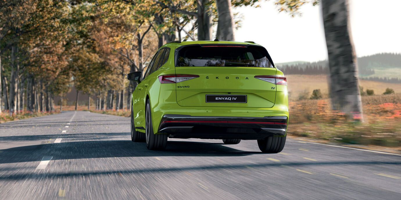 Škoda Kodiaq udhëton në një tatëpjetë. Mbrapa shihet një peizazh malor